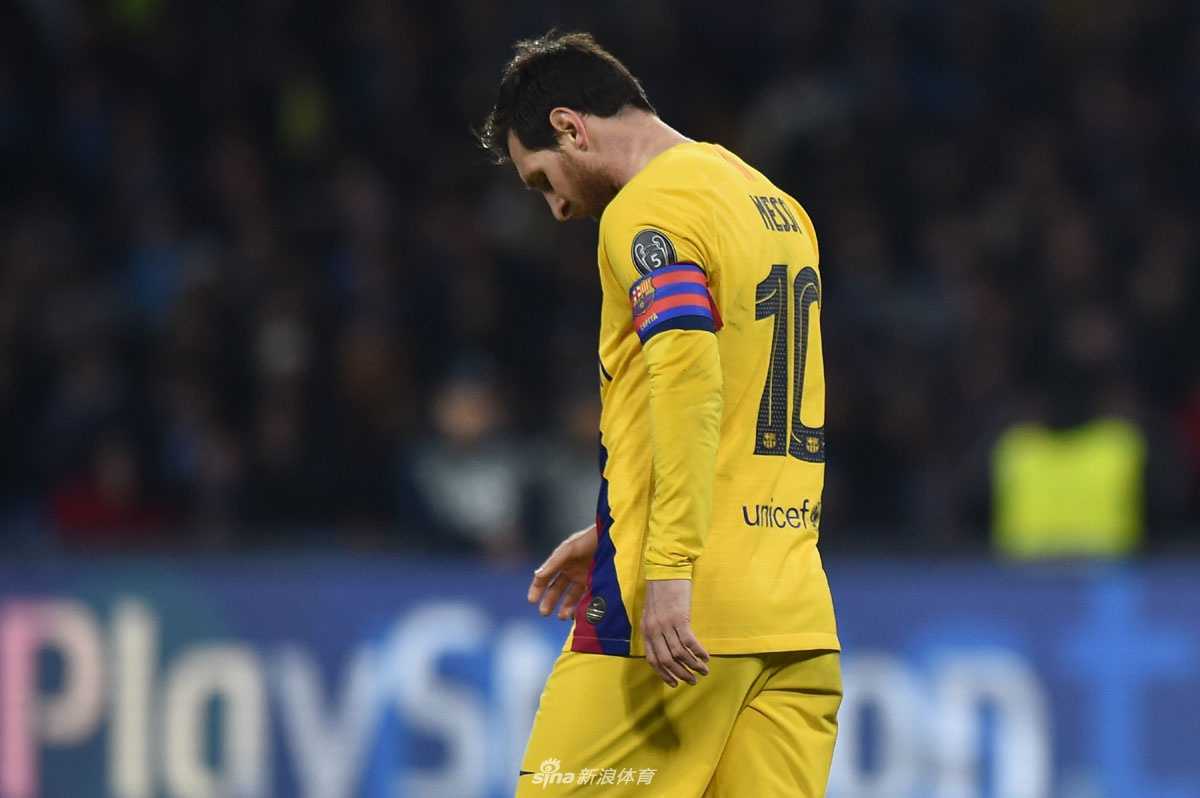 巴萨传奇队长梅西在比赛中遭到那不勒斯防守球员的多人包夹，球王在重重围困中依然努力护球，试图为球队打开胜利之门。