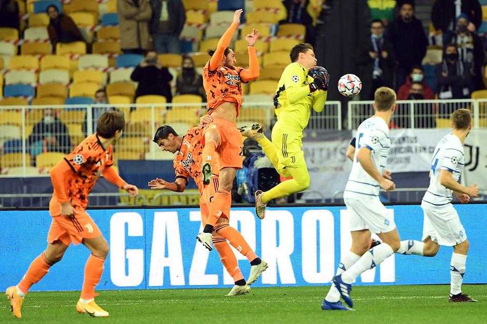 莫拉塔破门瞬间，他张开双臂在基辅迪纳摩禁区内奔跑庆祝，身后的队友纷纷赶来，看台上少量球迷的身影在夜色中依稀可见。