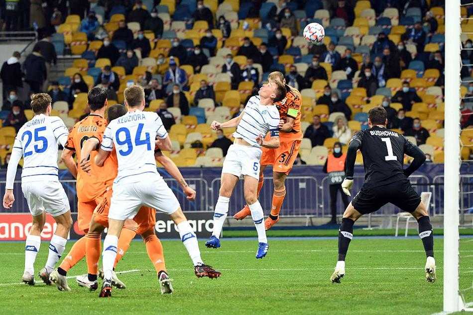 进球功臣莫拉塔被队友们团团围住，本坦库尔、拉姆塞等人的脸上洋溢着笑容，大家在基辅的客场更衣室里共同庆祝这来之不易的领先。