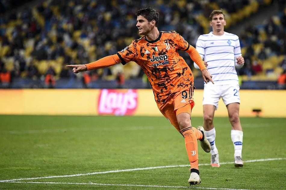 什琴斯尼在门前舒展身体，单掌将皮球托出横梁。波兰门神面对基辅迪纳摩的猛烈反扑，用一次关键的扑救力保球门不失，全身肌肉线条充满力量感。