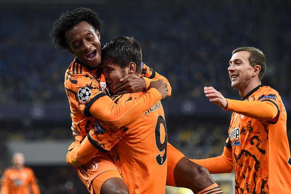 德米拉尔在拼抢中与对方门将布什昌发生激烈碰撞，布什昌双手抱住皮球，而德米拉尔则试图伸脚够球，空气弥漫着紧张与火药味。