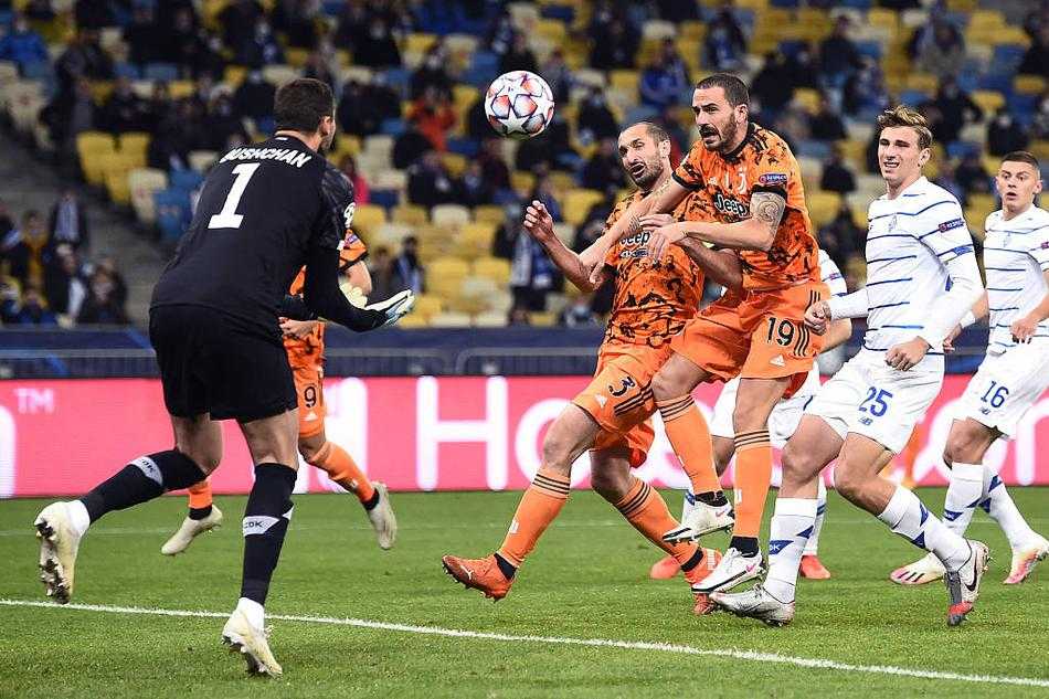 尤文图斯后卫德米拉尔在拼抢中高高跃起，与对方前锋苏普里亚哈进行激烈的头球争夺，两人的眼神中都透露出对胜利的渴望。