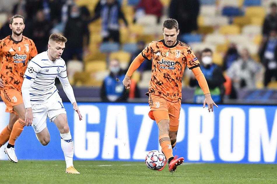 德米拉尔无奈地低头，双手摊开，主裁判斯蒂芬妮-弗拉帕尔表情坚定地向他出示黄牌。这位创造了历史的法国女主裁，在欧冠赛场上留下了自己的执法身影。