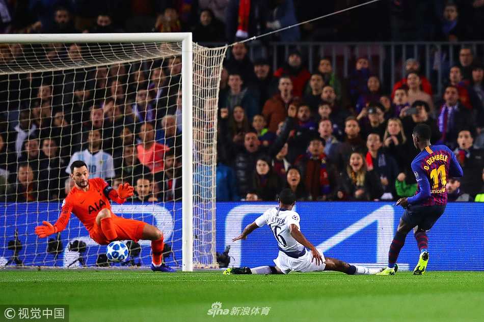 登贝莱进球后与队友阿尔巴、朗格莱等紧紧相拥，共同庆祝这个打破僵局的宝贵进球