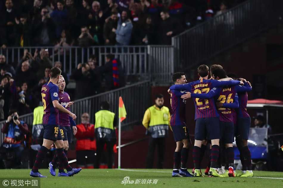 法国红星登贝莱轰入世界波后，张开双臂激情滑跪，诺坎普球场为他沸腾