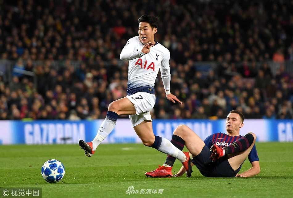 下半场替补登场的梅西，在多名热刺球员的包夹下依然从容带球突破，试图撕开防线