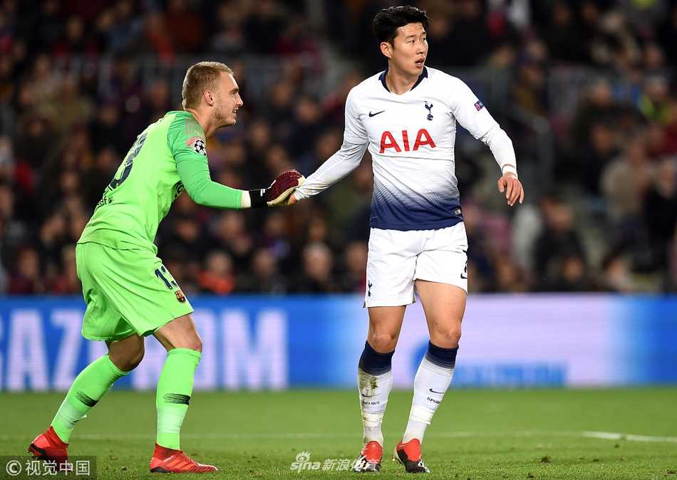 热刺队长哈里·凯恩在对方禁区内背身拿球，试图在巴萨后卫的严密防守下转身完成射门