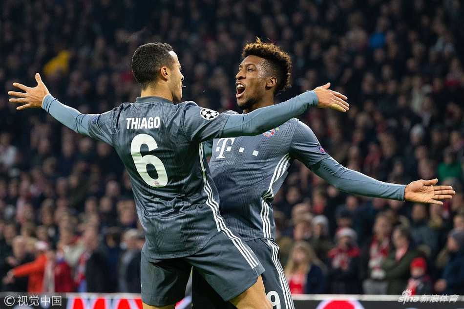 莱万多夫斯基门前俯身冲顶，将队友的传中狠狠砸入网窝，攻入他本场首球的同时也点燃了拜仁反扑的火焰