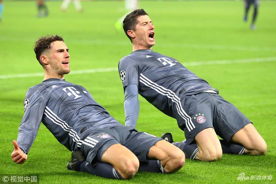 塔迪奇在安联球场防线中巧妙挑射，皮球越过诺伊尔指尖的瞬间，为阿贾克斯首开纪录