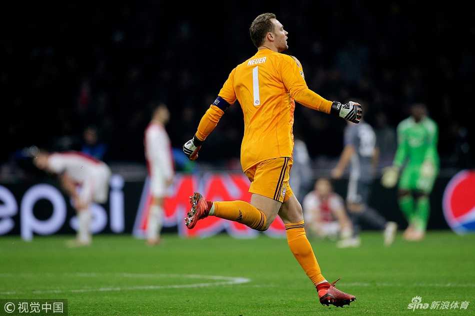 终场哨响后，阿贾克斯与拜仁球员相互致意，一场精彩的进球大战让对手之间也充满了敬意