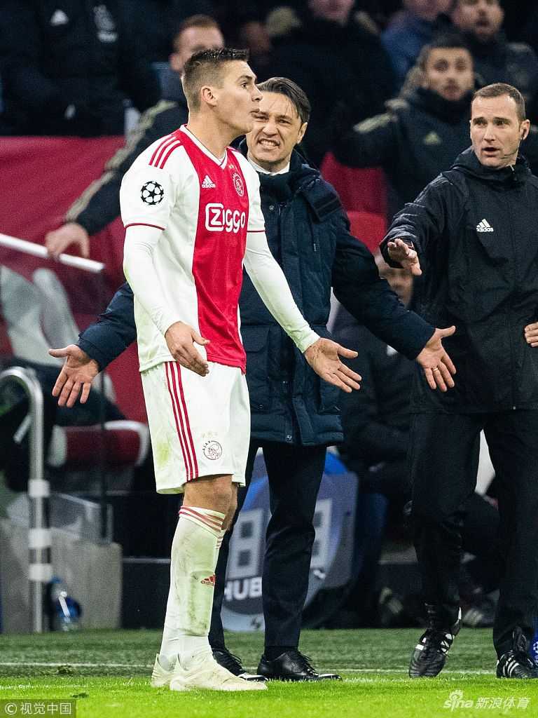 诺伊尔在比赛中高接抵挡，面对阿贾克斯青年军的轮番冲击，拜仁队长数次做出关键扑救力保球门