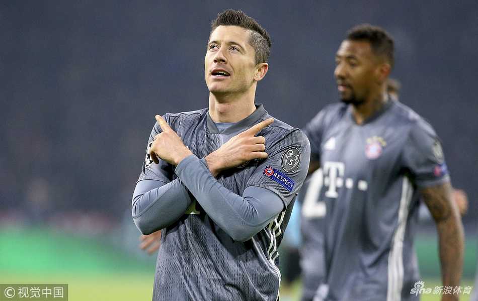 科曼高速突入禁区后冷静推射远角，完成这记价值千金的绝杀进球，场边的拜仁替补席瞬间陷入疯狂