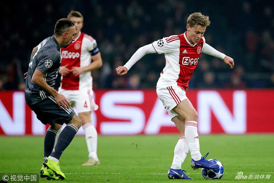 聚勒在防守中奋力铲抢，但未能阻挡阿贾克斯的最后一传，这次防守也为随后对手的读秒绝平埋下伏笔