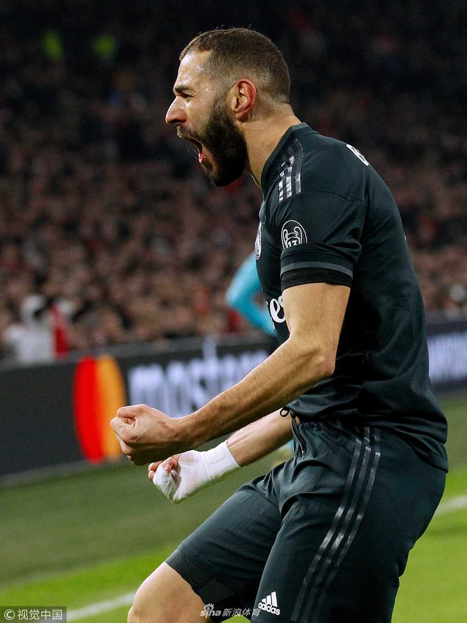 主裁亲自站在场边监视器前，一帧一帧地回看录像，全场球迷屏息凝神，空气仿佛在这一刻凝固。