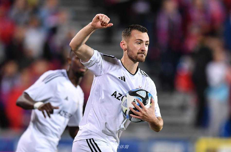 琴斯托霍瓦球员进球后张开双臂奔向角旗区疯狂庆祝，身后多名队友激动飞奔而来准备拥抱