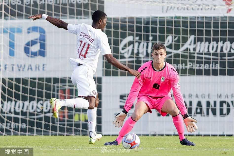 迪德朗日队球员在主场球迷震耳欲聋的助威声中，正带球突破叶里温凤凰队的防守，球场灯光将绿茵场照得如同白昼，气氛紧张而热烈。