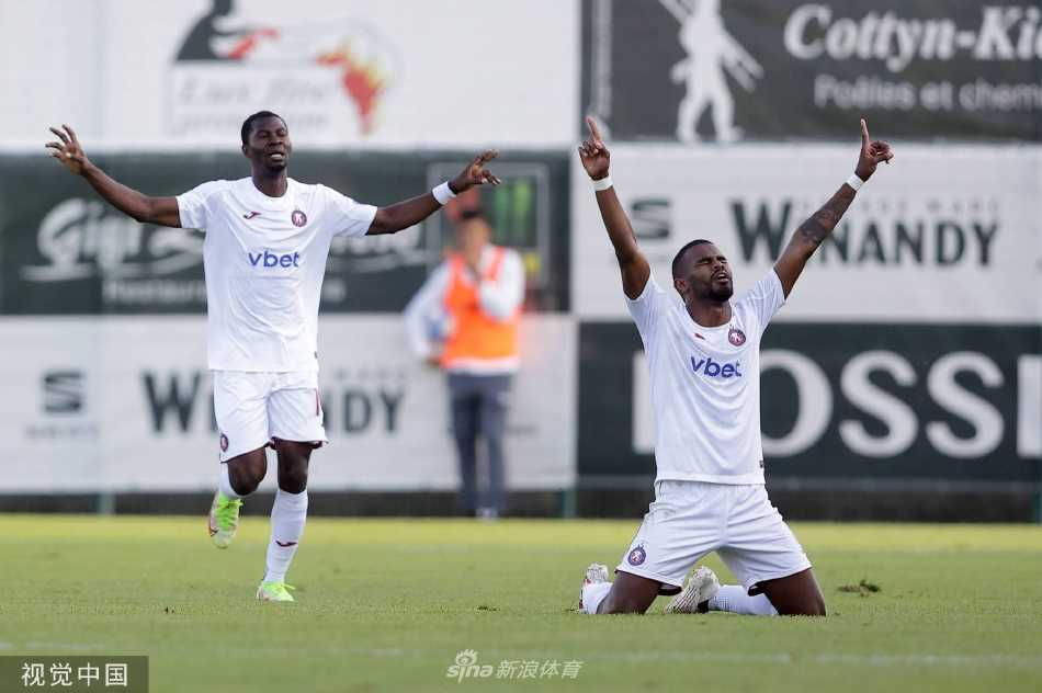 叶里温凤凰队中场核心一记精准的直塞球如手术刀般穿透防线，迪德朗日后卫全力回追却望尘莫及，瞬间改变了场上攻防态势。