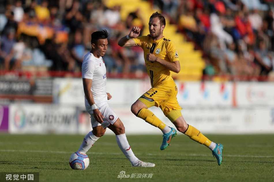 叶里温凤凰队前锋在进球后张开双臂，犹如展翅凤凰般冲向角旗区疯狂庆祝，身后是垂头丧气的迪德朗日队守门员和防守球员。