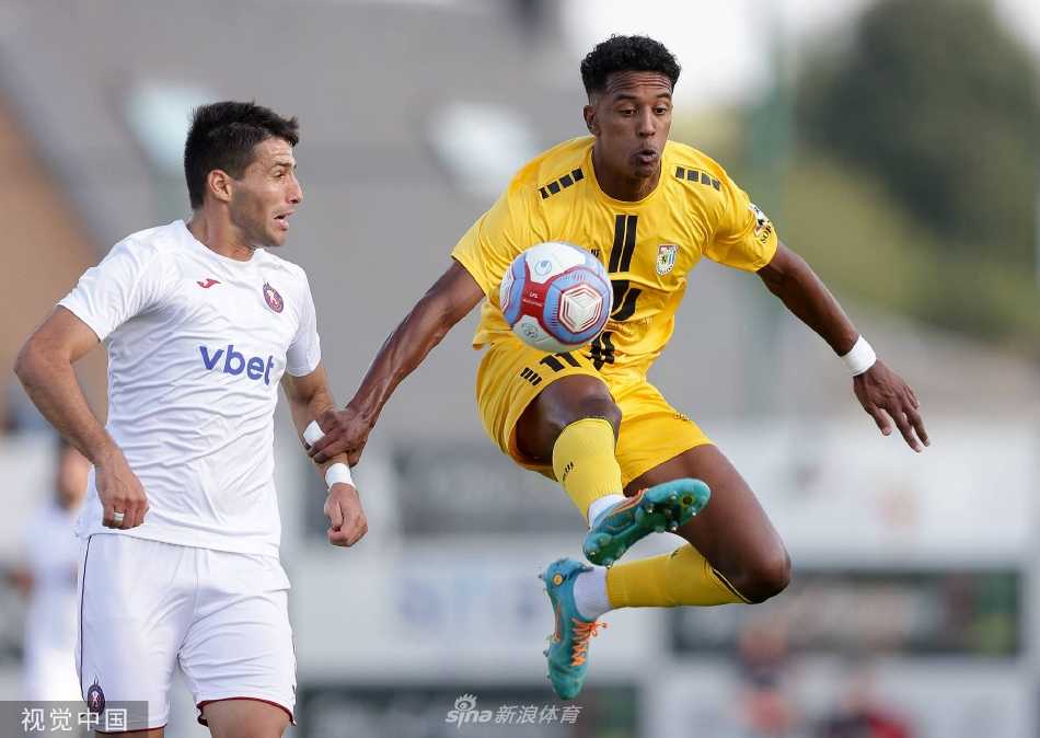 双方球员在中场展开激烈的高空球争顶，肌肉碰撞、互不相让，展现了欧冠赛场即使是在资格赛阶段也寸土必争的激烈对抗。