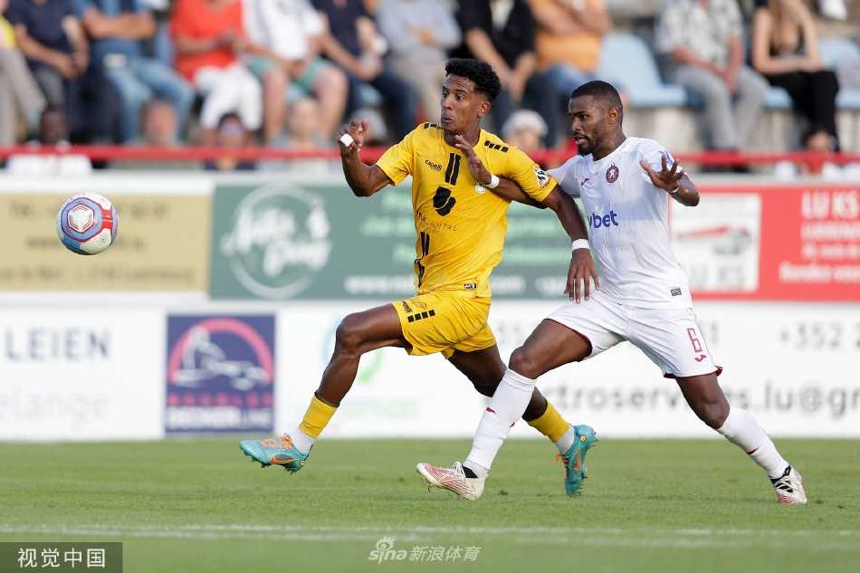 比赛结束后，叶里温凤凰全队手搭着肩，围成一圈向远道而来的客队球迷看台致以最诚挚的感谢，场面温馨而团结。