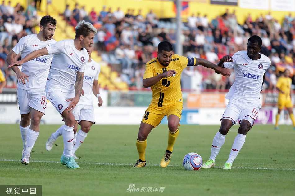 迪德朗日队守门员奋力鱼跃扑救，指尖勉强触到皮球却无法阻止其入网，瞬间的无力与懊悔写满了他的脸庞。