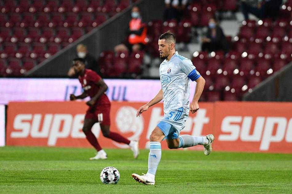 绝平英雄德贝柳胡被队友团团围住，他的眼神中闪烁着坚毅的光芒，宣告着这支东欧铁骑的不屈灵魂