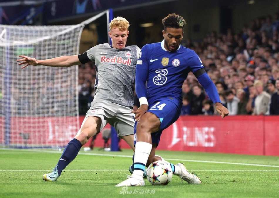 双方球员在比赛中激烈对抗，切尔西的库库雷利亚与萨尔茨堡球员同时跃起争顶头球。