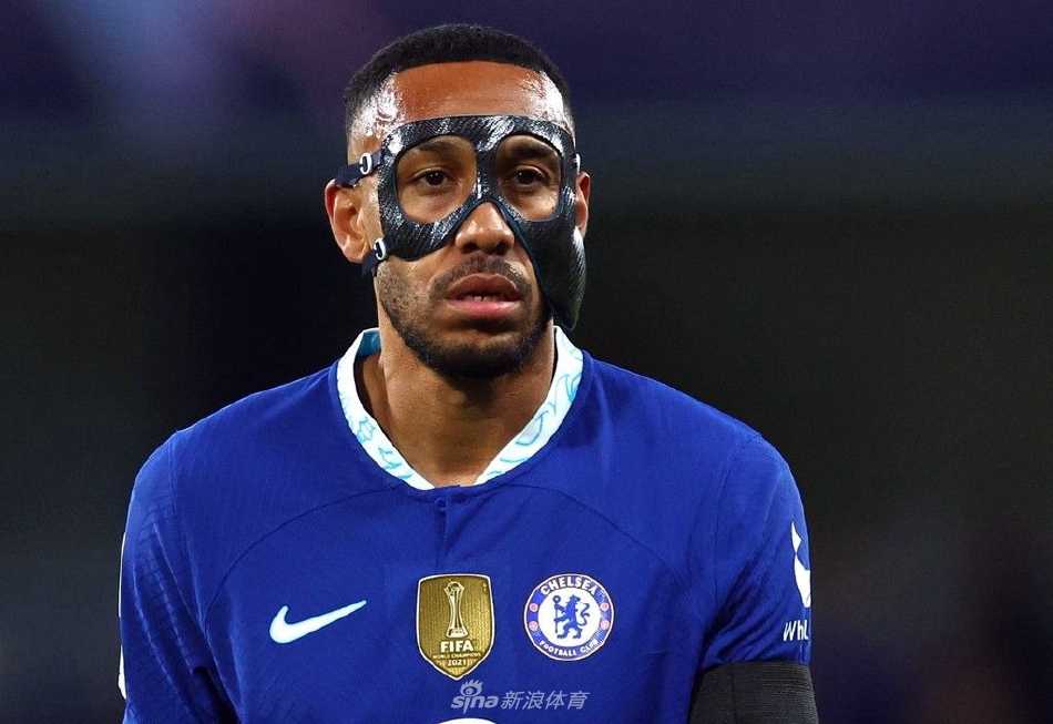 萨尔茨堡红牛球员奥卡福尔破门后激动地与队友拥抱庆祝，他们顽强地在客场扳平了比分。