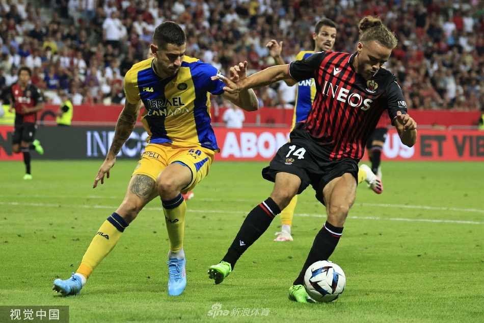 安联里维耶拉球场灯火通明，看台上座无虚席，球迷们挥舞着旗帜，营造出磅礴的主场气势