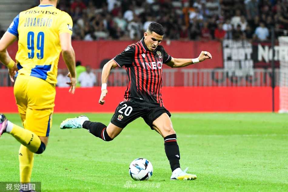 贝卡-贝卡轰入世界波后激情滑跪庆祝，背景是目瞪口呆的马卡比门将与欢呼雀跃的替补席