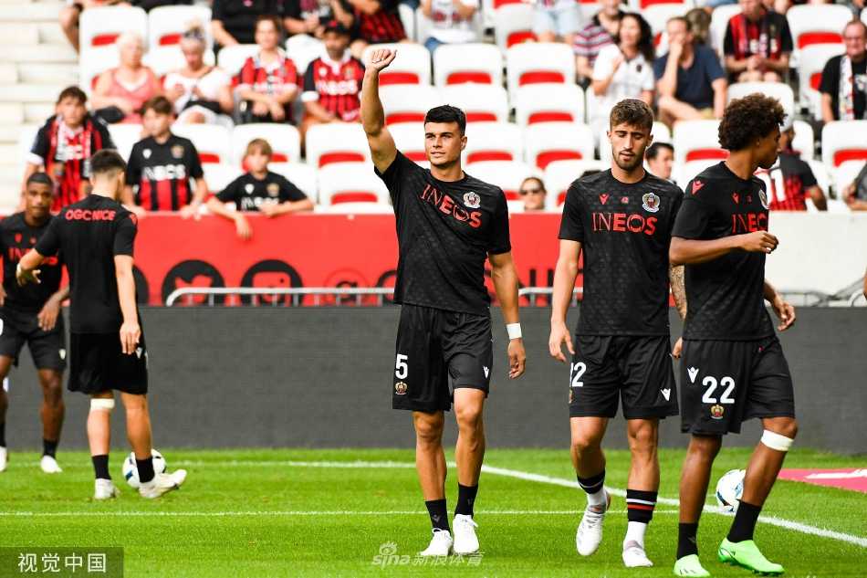 图拉姆-于利安在边路高速突破，面对两名防守球员的包夹，试图传中寻找队友