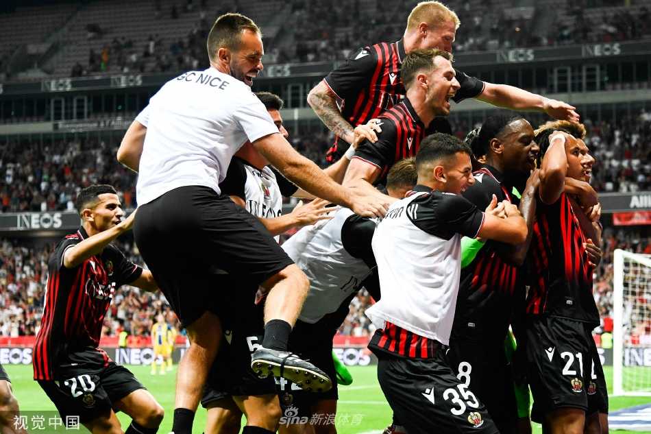 比赛终场哨响，尼斯全队相拥庆祝晋级，老将丹特挥舞手臂，带领球迷高唱胜利之歌