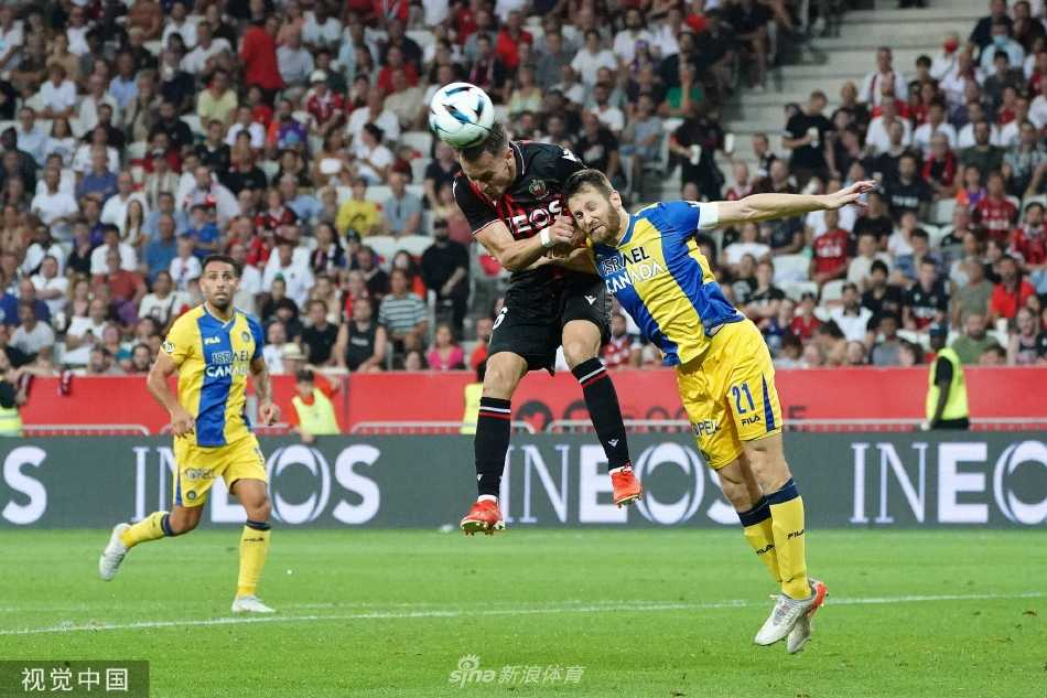 赛后混合采访区，尼斯球员与落寞的马卡比球员擦肩而过，竞技体育的悲喜在此刻形成鲜明对比