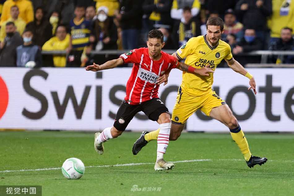 布卢姆菲尔德球场灯光璀璨，双方球员在球迷震耳欲聋的助威声中激烈拼抢，比赛一触即发