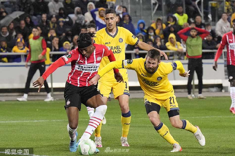 比赛结束后，马卡比球员神情落寞地站在场内，而远处埃因霍温球员正在欢庆晋级