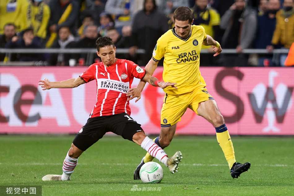 马卡比后卫萨沃里特头球破门瞬间，他力压防守球员，身体极致舒展将球顶入网窝