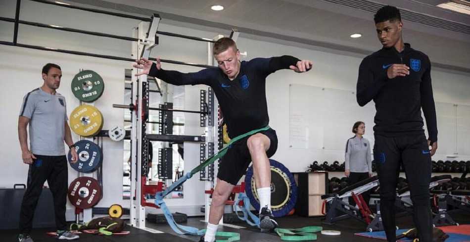 拉什福德在抢圈游戏中尝试脚后跟挑球，皮球画出一道美妙的弧线，引得场边队友纷纷鼓掌