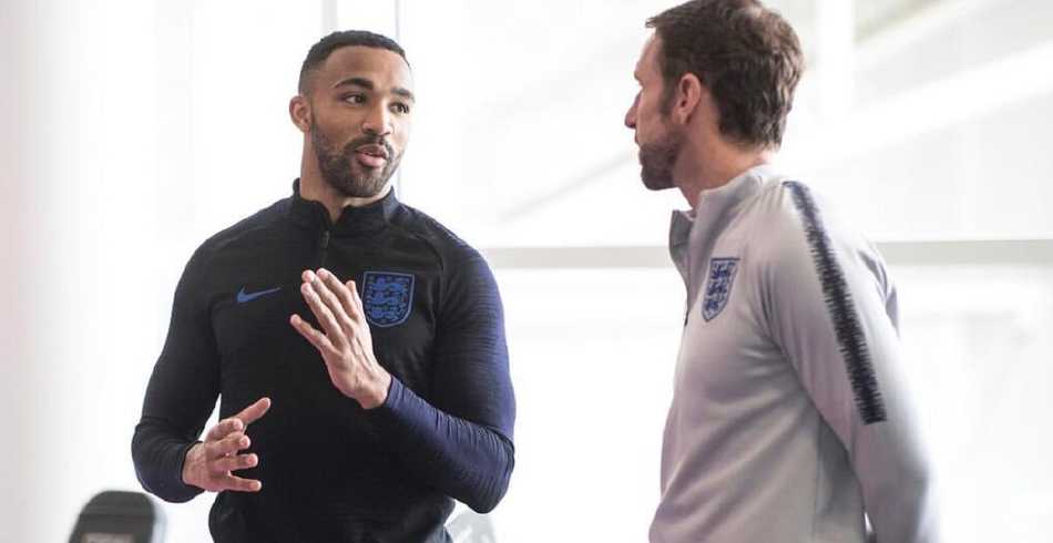 阳光下英格兰众将慢跑热身，曼联妖星拉什福德面带轻松笑容，与队友嬉笑打闹