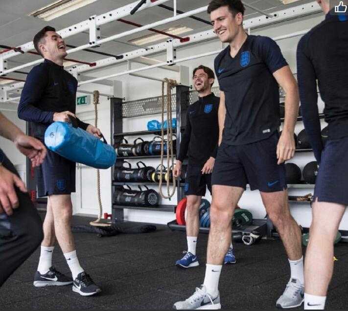 拉什福德在体能训练中全神贯注，咬紧牙关冲刺，肌肉线条分明展现力量感