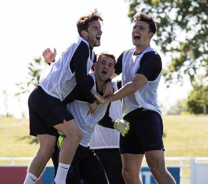 训练结束，拉什福德与神秘队友击掌相庆，两人笑容灿烂，英雄相惜之情溢于言表