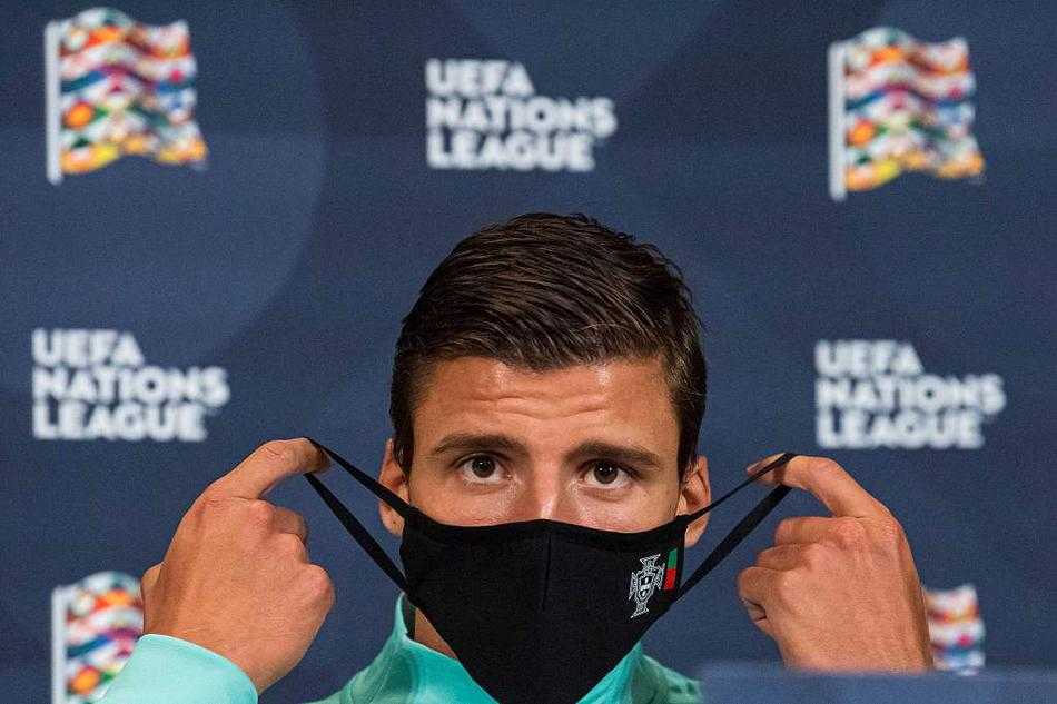 发布会後方的背景板前，葡萄牙教头桑托斯双手自然交叠，嘴角挂着一抹成竹在胸的微笑，身後散落的灯光宛如为他即将亮起的卫冕之路铺就璀璨星河。