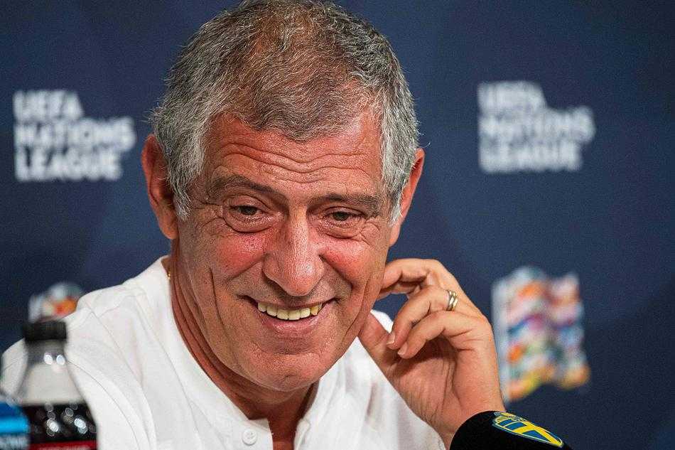 葡萄牙老帅桑托斯在发布厅中神色严峻，双眼闪烁着战术智慧的光芒，右手手指轻轻叩击桌面，仿佛正在脑海中推演着明日淩晨与北欧海盗的终极博弈。