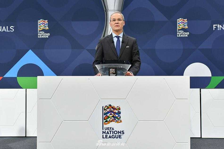 欧足联副秘书长马尔凯蒂在聚光灯下神情专注，他面前的金色奖杯熠熠生辉，即将通过他的双手揭晓决定豪强命运的对阵签位。