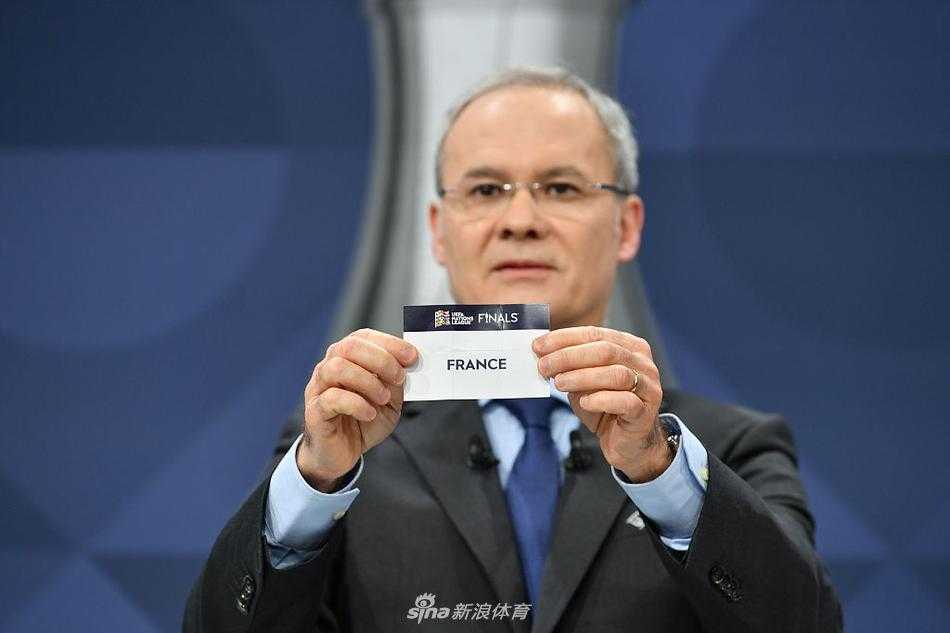 抽签仪式现场的大屏幕上，意大利与西班牙的队徽被一条红线紧紧相连，预示着两支南欧技术流代表将在半决赛上演一场极致的控球与反控球大战。