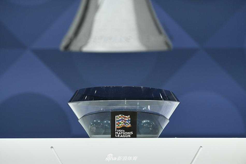 随着抽签结果的揭晓，法国与比利时的对阵卡牌被摆放在桌面上，仿佛两军对垒的阵前战旗，空气中似乎都弥漫着强者对决前的紧张与兴奋。