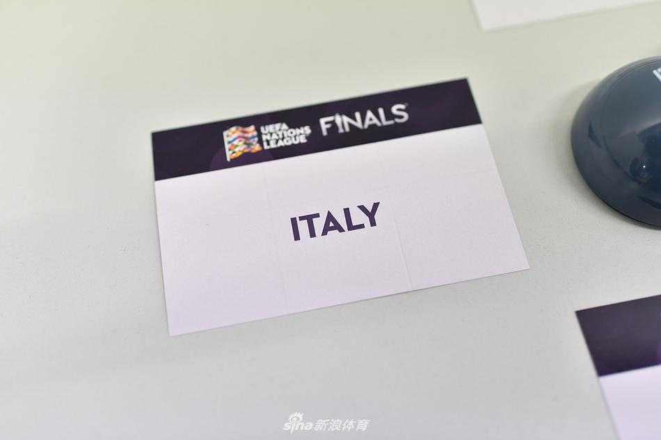 镜头定格在抽签仪式的关键瞬间，嘉宾的手正在打开装有球队名字的圆球，这一刻的细微动作牵动着屏幕前无数球迷的心弦。