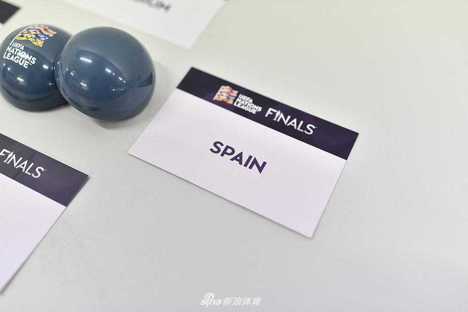 抽签仪式圆满结束，欧足联官员与嘉宾在台上轻松交谈，身后的背景板上印着欧国联标志和“决赛抽签”字样，一场豪门盛宴的剧本已然写就。