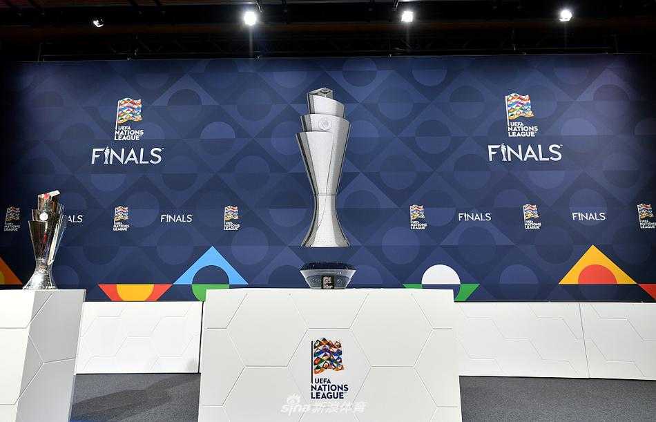 俯瞰抽签仪式现场，巨大的欧国联标志铺满地面，四强队伍的代表与工作人员环绕而坐，共同见证这一决定冠军之路的重要时刻。