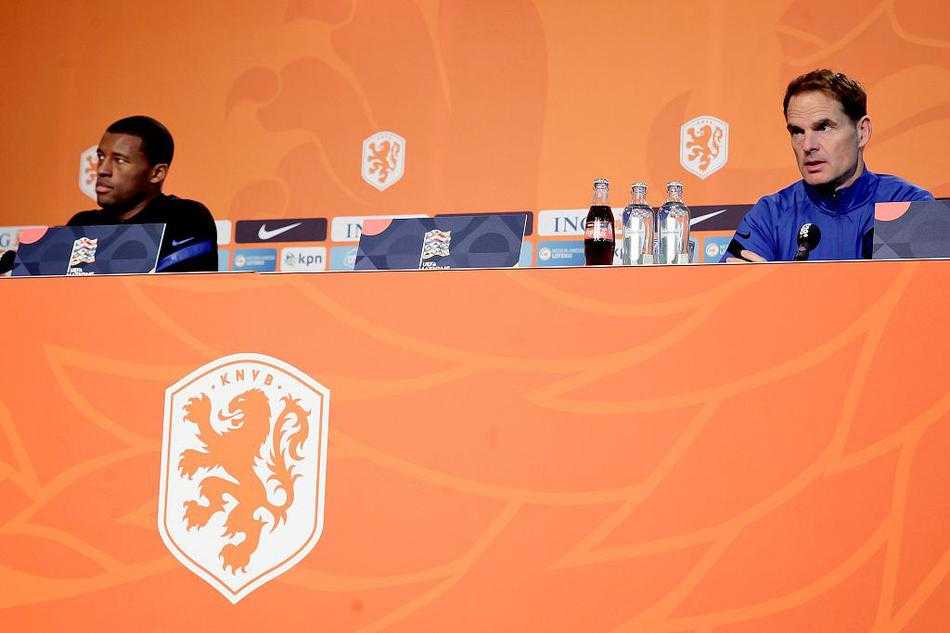 在助教的带领下，荷兰队球员们正在进行抢圈热身，橙色的训练服在阳光下格外醒目，德佩和马伦等攻击手在圈内灵活穿插，训练场边的摄像机静静记录着每一个瞬间。