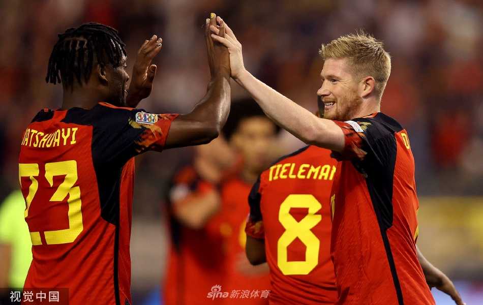 比利时前锋巴舒亚伊带球突破威尔士防线，眼神坚定寻找进攻机会